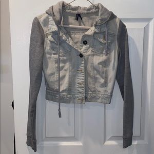 Hooded light jean jacket